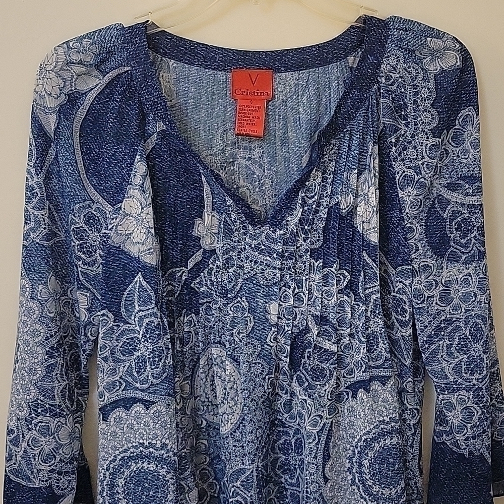 V CRISTINA Floral Scalloped Split Neck Sheer Pintucked Blouse - Picture 3 of 8